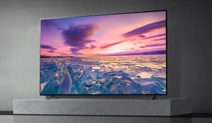 Foto que ilustra matéria sobre quanto custa mobiliar um apartamento mostra uma TV da marca LG em cima de uma bancada de mármore