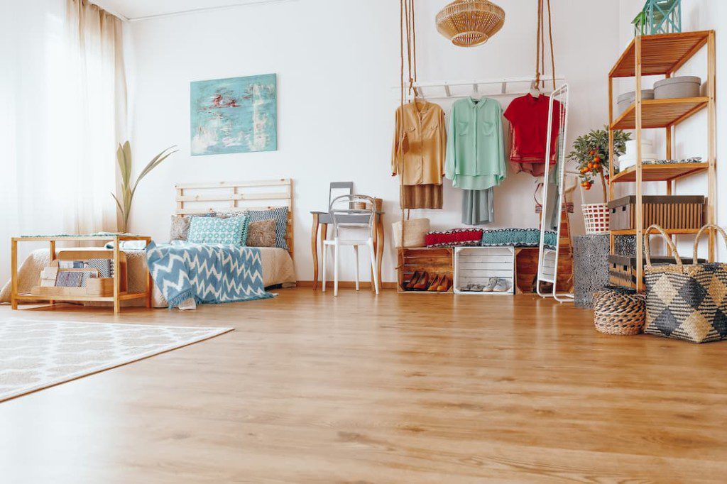 Quarto boho com guarda roupa no mesmo estilo.