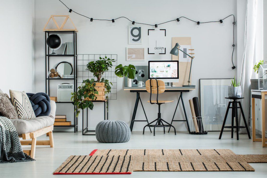 Ambiente decorado com sobreposição de tapetes com estampas similares.