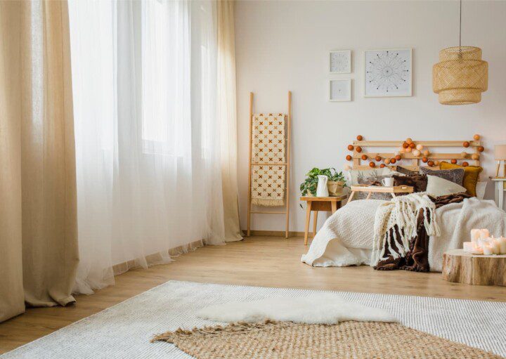 Exemplo de quarto com decoração com sobreposição de tapetes.