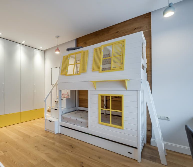Cama infantil no estilo casinha de dois andares