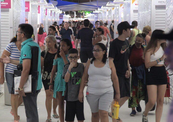 A foto mostra pessoas nos corredores da nova Feirinha da Beira Mar. Créditos: Alex Costa - Prefeitura Municipal de Fortaleza.