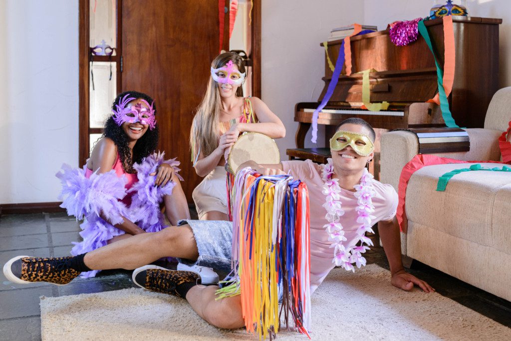 Amigos fantasiados curtindo o carnaval em casa.