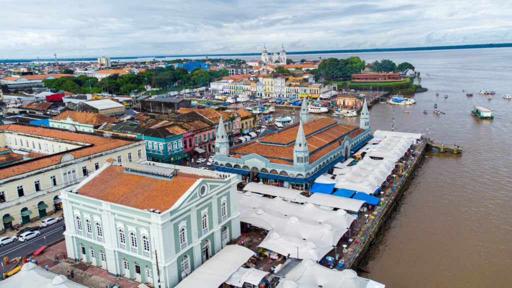 Imagem que ilustra matéria sobre mercado ver-o-peso mostra parte do porto do mercado ver-o-peso com barcos estacionados.