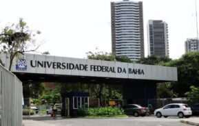 Foto que ilustra matéria sobre faculdades em Salvador mostra a entrada de um dos campus da Universidade Federal da Bahia.