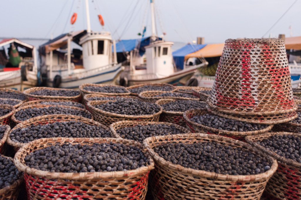 Imagem que ilustra matéria sobre o mercado ver-o-peso mostra a feira do açaí com açaí em cestas