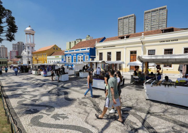 Foto que ilustra matéria sobre feiras em Curitiba mostra barracas da tradicional Feira do Largo da Ordem.