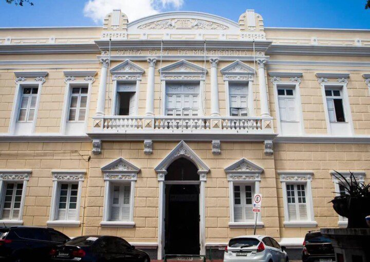 Foto que ilustra matéria sobre hospitais em Fortaleza mostra a fachada da Santa Casa de Misericórdia