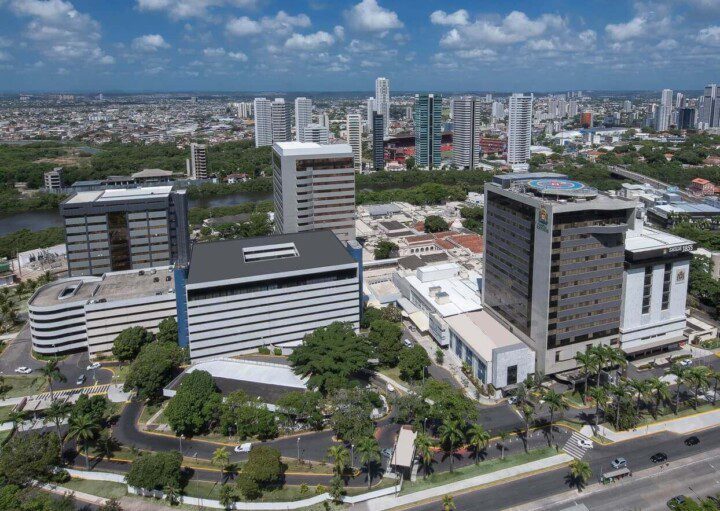 Foto que ilustra matéria sobre hospitais em Recife mostra uma visão do alto do Real Hospital Português