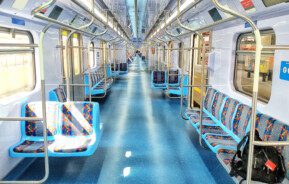 Imagem do interior de um metrô.