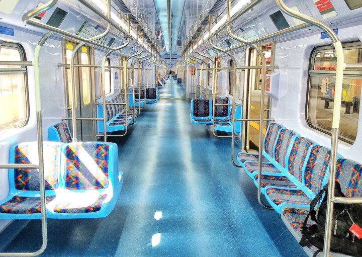 Imagem do interior de um metrô.