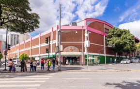 Foto mostra a fachada de uma das laterais do Mercado Central de Belo Horizonte.