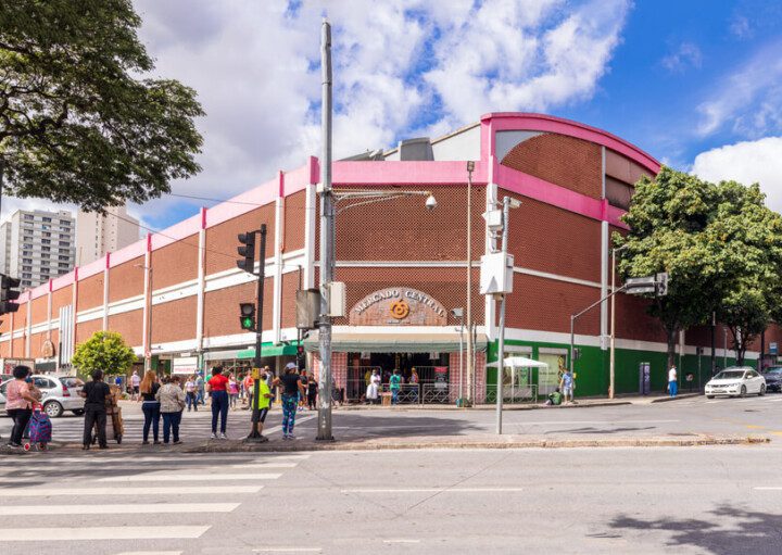 Foto mostra a fachada de uma das laterais do Mercado Central de Belo Horizonte.