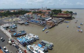 Foto que ilustra matéria sobre o mercado ver-o-peso mostra a vista de cima do mercado ver-o-peso em Belém.