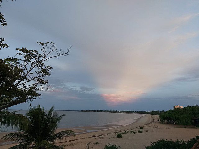 Imagem que ilustra matéria sobre as praias de Belém do Pará mostra a Praia do Farol.