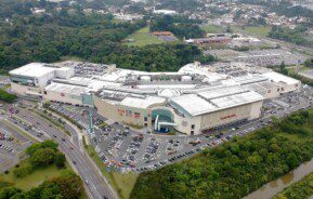 Foto que ilustra matéria sobre shoppings em Curitiba mostra uma visão do alto do Park Shopping Barigui