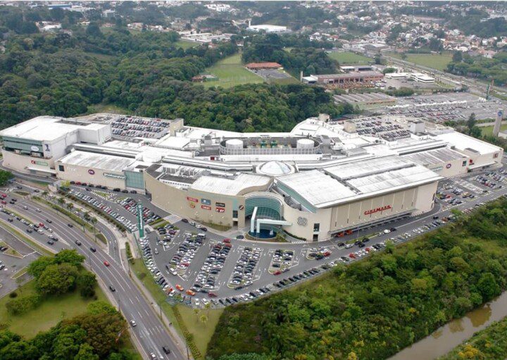 Foto que ilustra matéria sobre shoppings em Curitiba mostra uma visão do alto do Park Shopping Barigui