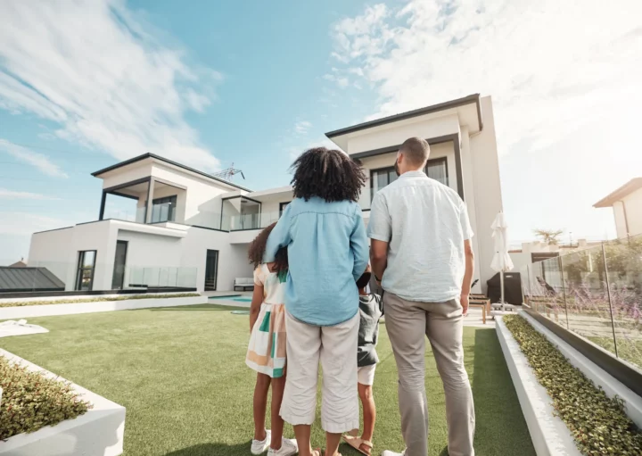 Consórcio ou financiamento: foto de uma família em uma casa nova