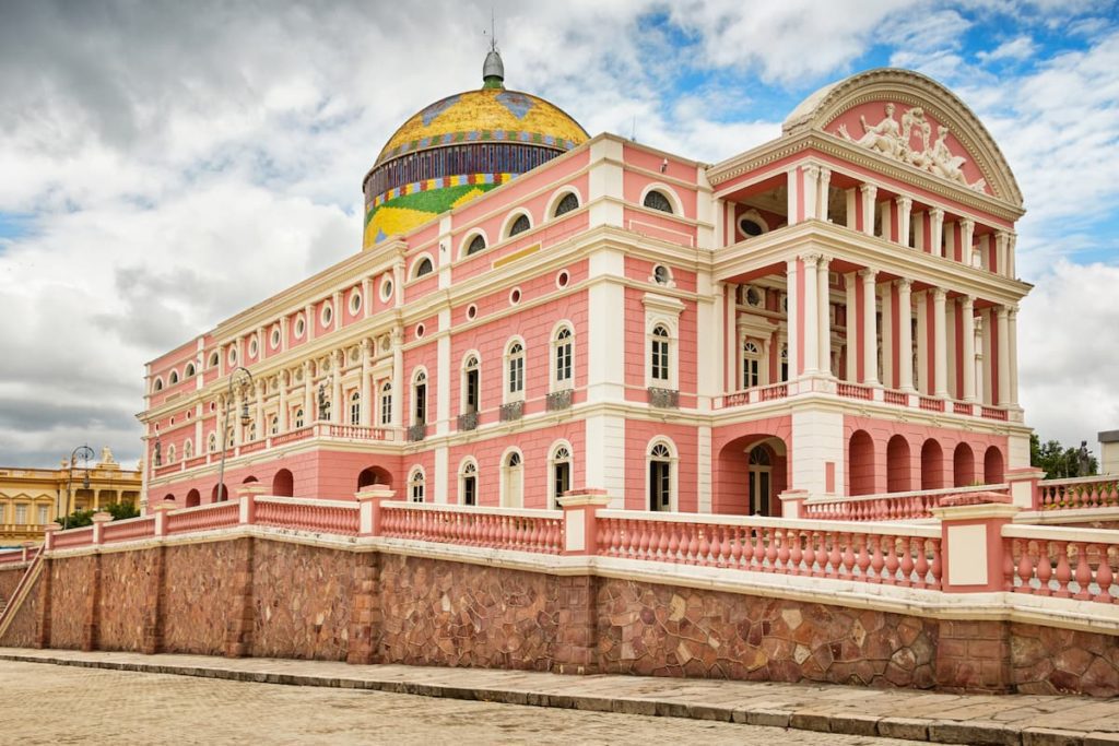 Fachada e lateral do Teatro Amazonas, em Manaus.