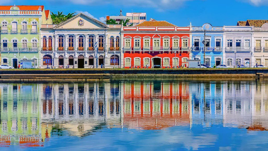 Rua da Aurora e seu reflexo no Rio Capibaribe, em Refice.