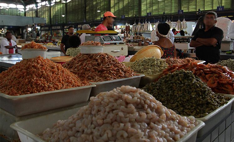 Pescados e comidas frescas expostas no Mercado de São José em Recife