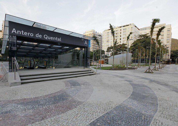 Foto mostra a entrada da Estação Antero de Quental, localizada na praça de mesmo nome, no bairro do Leblon, na Zona Sul do Rio de Janeiro (RJ)