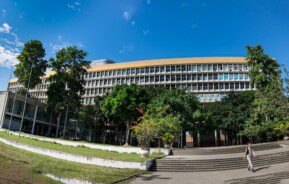 Foto que ilustra matéria sobre faculdades do Rio de Janeiro mostra o prédio da Reitoria da UFRJ