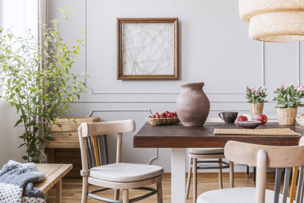 Sala de jantar estilosa com boiserie na parede e móveis em madeira.