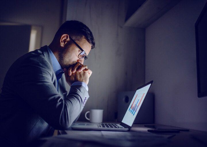 foto que ilustra matéria sobre Juros EUA mostra um homem sentado e mexendo no computador