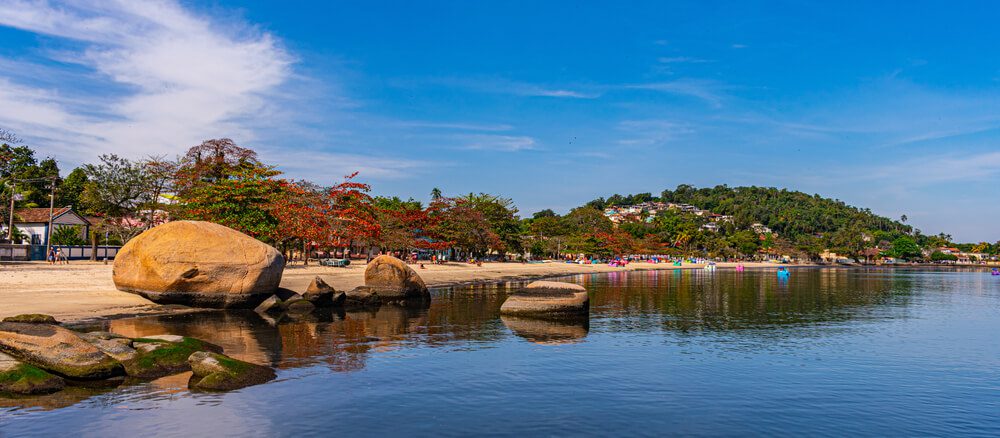 Foto que ilustra matéria sobre ilha no Rio de Janeiro mostra uma das praias da Ilha de Paquetá