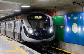 Foto que ilustra matéria sobre o MetrôRio Estação Uruguai mostra um trem chegando na plataforma da estação