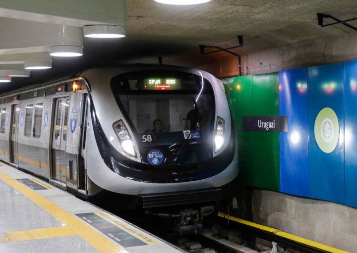 Foto que ilustra matéria sobre o MetrôRio Estação Uruguai mostra um trem chegando na plataforma da estação