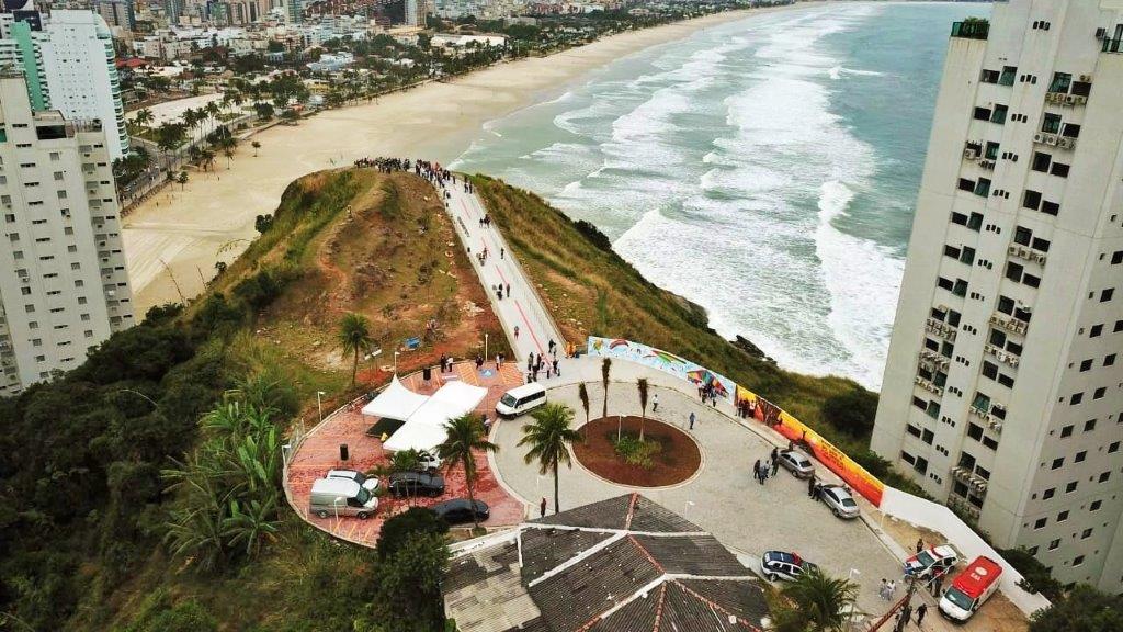 Imagem de cima do miranta da Campina no Guarujá mostrando a praia e a vegetação. 