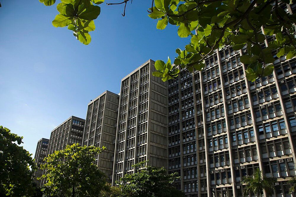 Foto que ilustra matéria sobre faculdades do Rio de Janeiro mostra os vários prédios do campus da UERJ no Maracanã.