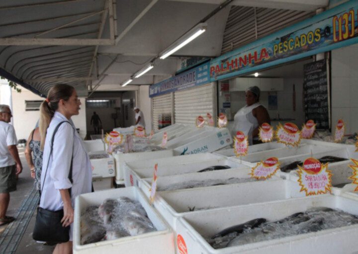 Mulher fazendo compras no mercado do Peixe em Santos