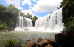 Vista panorâmica da cachoeira do Sucupira em Uberlândia