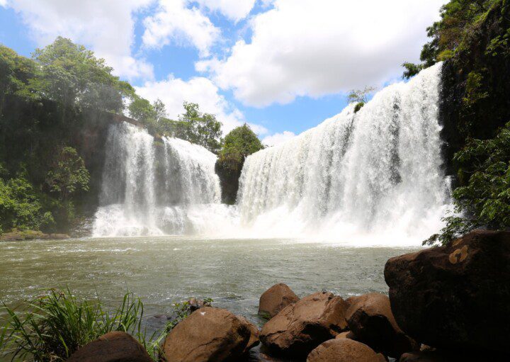 Vista panorâmica da cachoeira do Sucupira em Uberlândia