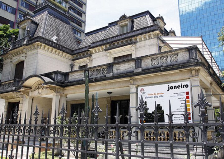 Imagem de um prédio onde fica o centro cultural Casa das Roses em São Paulo.