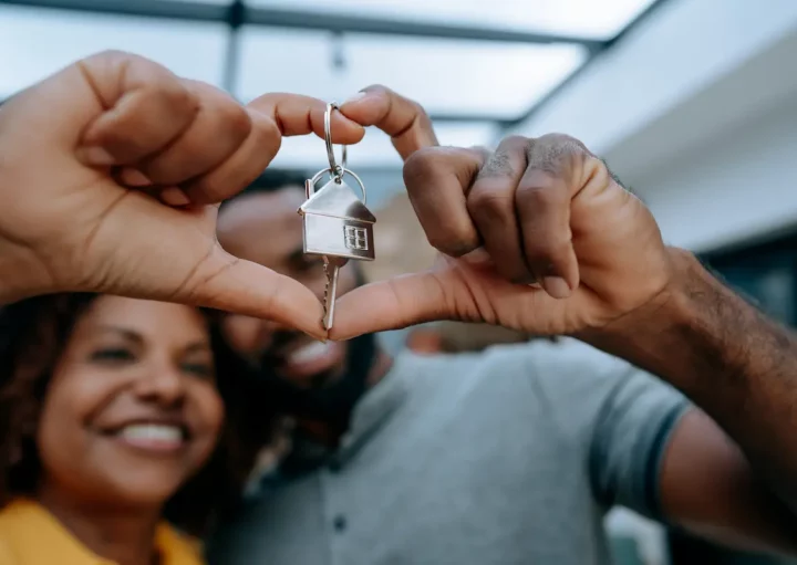 Casal conquistou a casa dos sonhos.