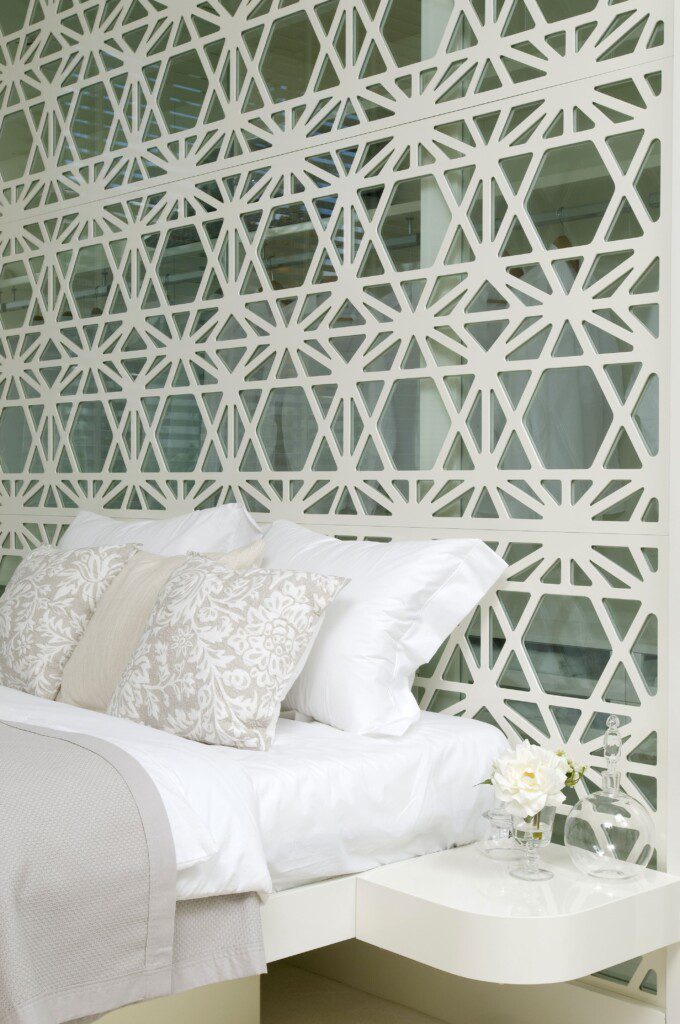 Imagem de uma cabeceira de quarto feita com cobogó.