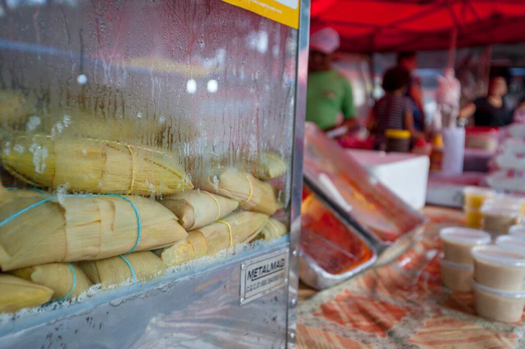 Comidas vendidas na Feira da Lua, em Goiânia.