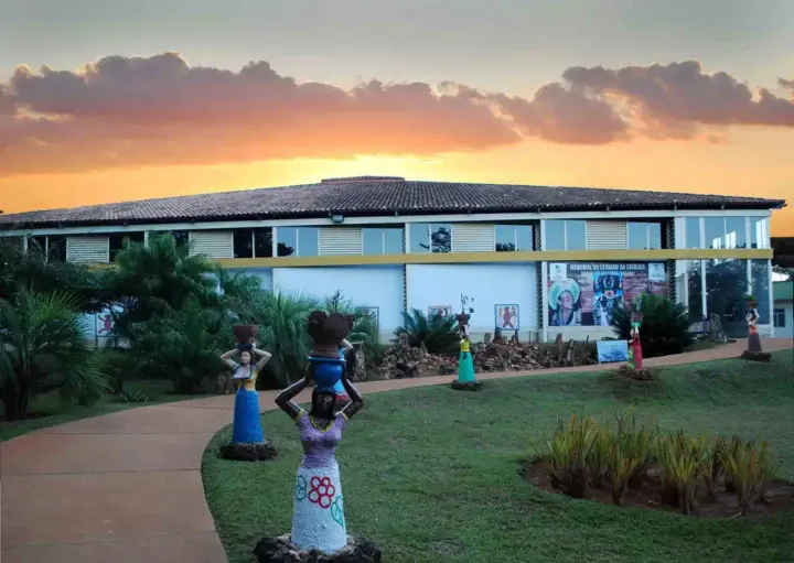 Imagem da fachada externa do Memorial do Cerrado para ilustrar matéria sobre o que fazer em Goiânia
