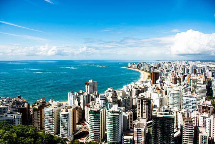 imagem mostra a vista da Praia da Costa, uma opção do que fazer em Vila Velha