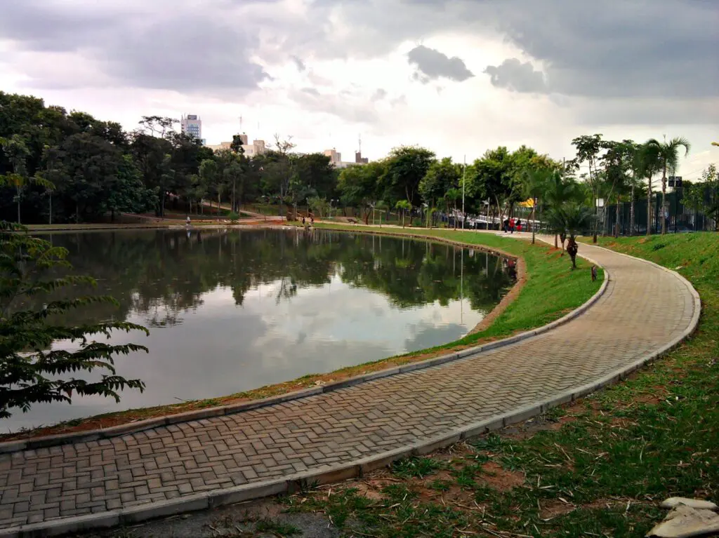 Imagem do Parque Areião mostra lago central, vegetação e árvores ao fundo para ilustrar matéria sobre o que fazer em Goiânia em 3 dias