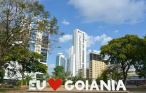 Imagem de letreiro escrito “Eu amo Goiânia” ao lado de árvores e em frente à prédios da cidade para ilustrar matéria sobre os parques em Goiânia