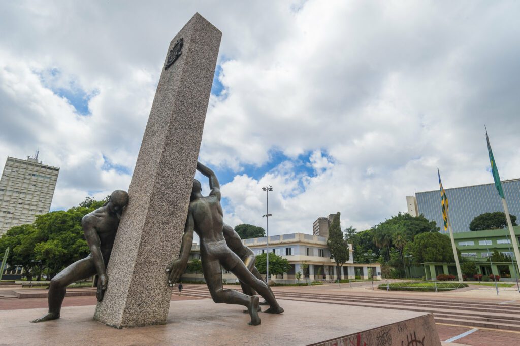 monumento às três raças, em goiânia