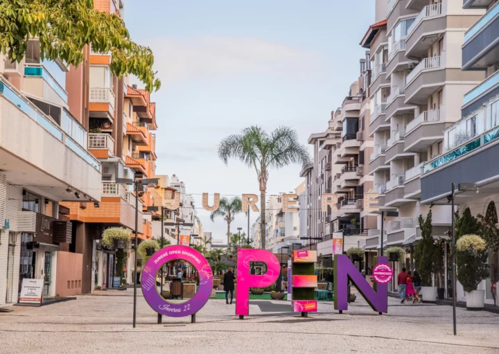 Fachada do Jurerê Open Shopping em Florianópolis.