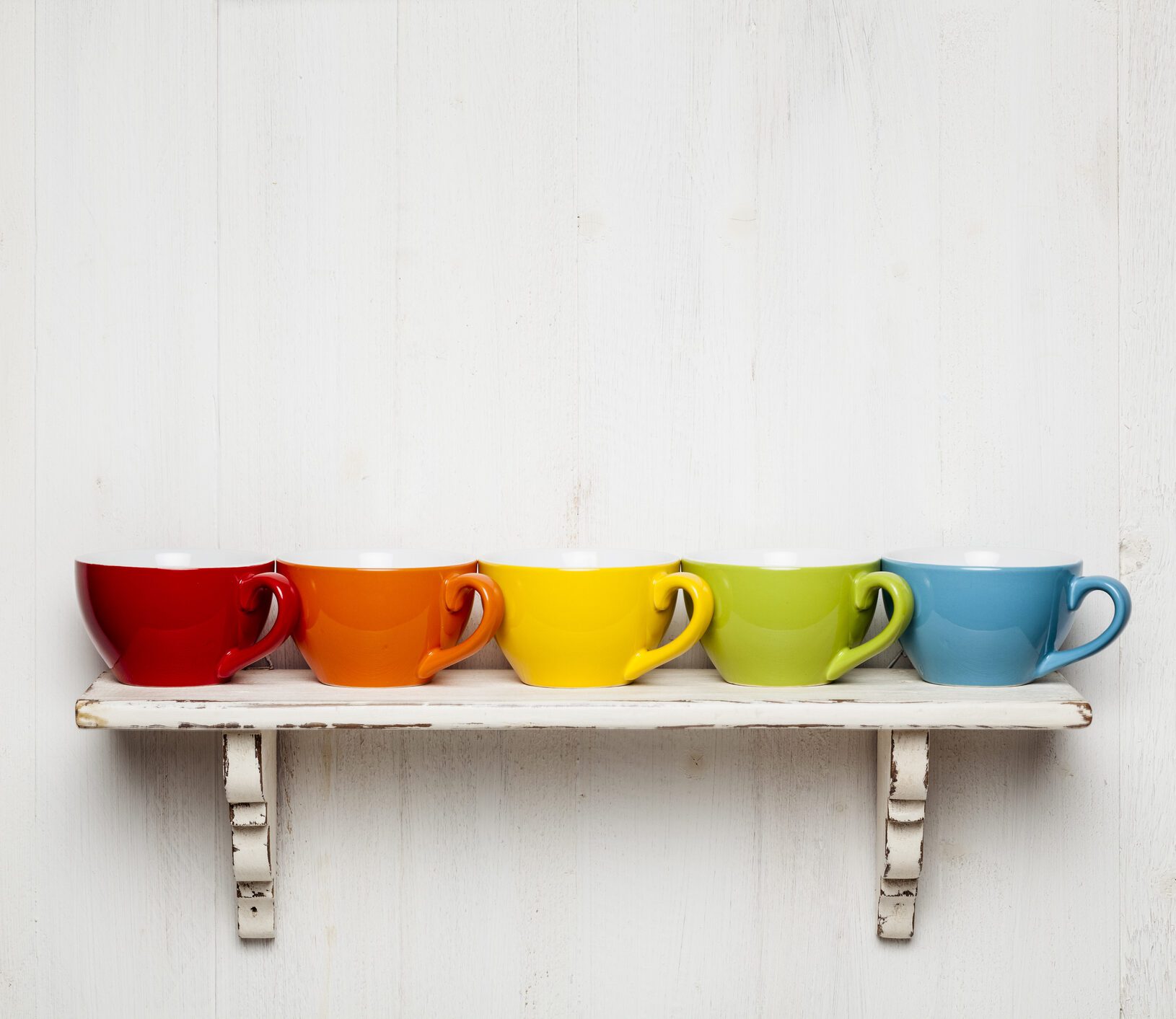 Uma prateleira suspensa branca pode ser ideal para combinar com itens coloridos. 