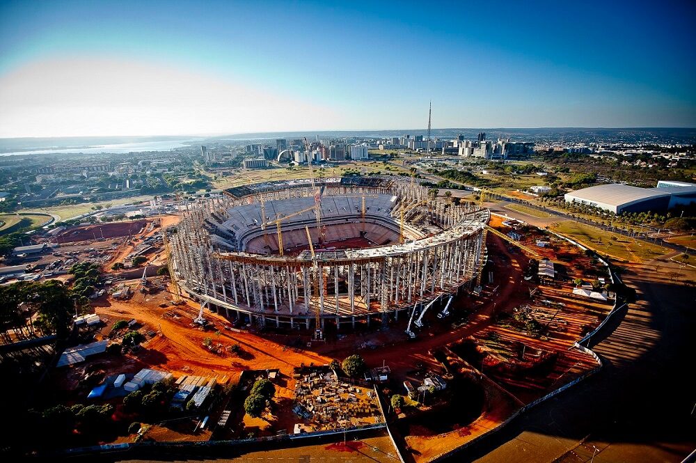 Foto que ilustra matéria sobre o Estádio Mané Garrincha mostra o canteiro de obras de quando a arena foi reconstruída visto de cima.