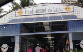 Imagem da feira de artesanato na praia das Astúrias no Guarujá.